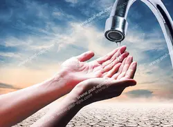 عکس با کیفیت با مفهوم صرفه جویی در مصرف آب بصورت دستهایی زیر شیر آبی با خروجی کم آب و زمینه بیابان خشک
