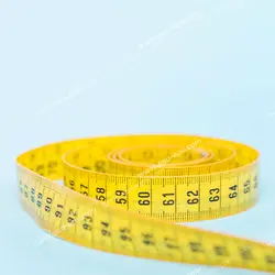 عکس با کیفیت متر اندازه گیری سایز زرد رنگ مورد استفاده در خیاطی با زمینه آبی رنگ