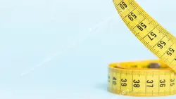 عکس با کیفیت متر زرد رنگ برای اندازه گیری سایز در خیاطی با زمینه آبی رنگ