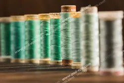 عکس با کیفیت نخ های خیاطی با طیف مختلف رنگ سبز با موضوع خیاطی و آموزش خیاطی