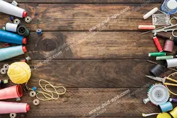 عکس با کیفیت ابزار مختلف خیاطی از جمله دوک نخ های رنگارنگ ، قیجی ، متر ، ماسوره و سوزن ته گرد