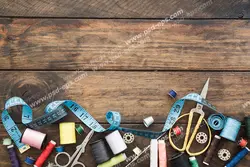 عکس با کیفیت ابزار مختلف خیاطی از جمله نخ های رنگارنگ ، قیجی ، متر ، ماسوره و سوزن