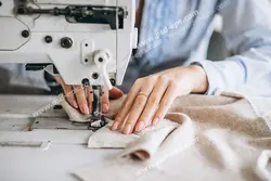 عکس با کیفیت دوخت پارچه کرمی رنگ با چرخ خیاطی راسته دوزی توسط خیاط ماهر ویژه استفاده در امور تبلیغاتی و تجاری طراحی کاتالوگ ، بروشور و تراکت با موضوع خیاطی ، تولیدی لباس ، آموزش خیاطی یا موسسات فنی و حرفه ای آموزش مقدماتی تا حرفه ای و لباس شب ، لباس عروس و دوخت کت و شلوار