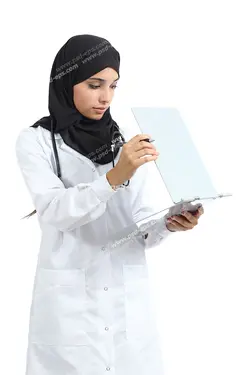 عکس با کیفیت پزشک خانم یا بانوی پزشک در حال بررسی برگه های وضعیت جسمانی بیمار ویژه استفاده در امور تبلیغاتی و تجاری طراحی کاتالوگ ، بروشور و تراکت با موضوع پزشک و درمان بیماران ، پیام های سلامتی ، تبلیغات بیمارستان ، درمانگاه و مطب پزشکان