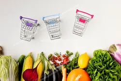 عکس با کیفیت سبزیجات و تره بار از جمله ذرت و شیر بلال ، کاهو ، بادمجان ، خیار ، لیمو و ... در کنار سبدهای کوچک خرید ویژه استفاده در امور تبلیغاتی و تجاری طراحی کاتالوگ ، بروشور و تراکت با موضوع باغبانی ، کاشت میوه ، میدان و تره بار ، فروشگاه میوه و تره بار و میوه فروشی