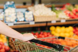 عکس با کیفیت مشتری در هایپر مارکت یا مرکز خرید با در کنار جایگاه میوه و تره بار ویژه استفاده در امور تبلیغاتی و تجاری طراحی کاتالوگ ، بروشور و تراکت با موضوع باغبانی ، کاشت میوه ، میدان و تره بار ، فروشگاه میوه و تره بار و میوه فروشی