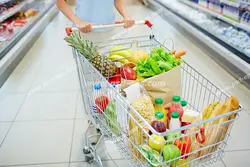 عکس با کیفیت سبد خرید پر از میوه و تره بار مختلف و آبمیوه در هایپر مارکت یا مرکز خرید ویژه استفاده در امور تبلیغاتی و تجاری طراحی کاتالوگ ، بروشور و تراکت با موضوع باغبانی ، کاشت میوه ، میدان و تره بار ، فروشگاه میوه و تره بار و میوه فروشی