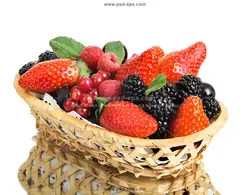 عکس با کیفیت سبد حصیری کوچک حاوی میوه های ترش توت فرنگی ، شاهتوت ، تمشک و زغال اخته با زمینه سفید