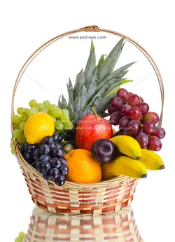 عکس با کیفیت چیدمان زیبای میوه های پاییزی درون سبد حصیری مناسب آموزش چیدمان شب یلدا یا دانلود عکس با کیفیت میوه آرایی با زمینه سفید