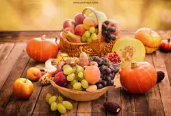 عکس با کیفیت سبدهای میوه های تازه در کنار کدو تنبل با چیدمان زیبا مناسب تبلیغات شب یلدا بر روی میز چوبی مناسب میوه فروشی ها و مزرعه داران