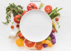 عکس با کیفیت برش های میوه و سیفی جات و سبزی های تازه و مختلف در کنار بشقاب سفید چینی با زمینه سفید