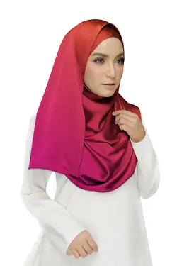لایه باز موکاپ شال مقنعه روسری مقنعه لبنانی پوشش اسلامی مقنعه اسلامی در رنگ های خاکستری طوسی قرمز از نیم رخ چپ