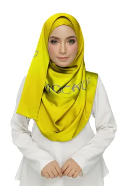 طرح لایه باز موکاپ مقنعه روسری شال مقنعه لبنانی پوشش اسلامی مقنعه اسلامی در رنگ های خاکستری لیمویی قرمز بر سر زنی پوشیده از نمای رو به رو