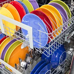 عکس با کیفیت ظروف چینی رنگی و قاشق چنگال در سبد ماشین ظرفشویی مناسب برای فروشگاه های جهیزیه و لوازم خانگی