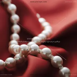 عکس با کیفیت گردنبند مروارید بر روی پارچه ساتن قرمز ویژه جواهر فروشی ها و طلاجات