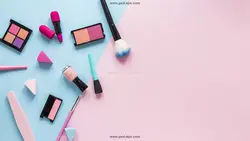 عکس با کیفیت لوازم آرایشی بر روی زمینه آبی و صورتی از جمله لاک ، رژ ، رژ گونه ، پد ، سایه و...