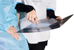 عکس با کیفیت پزشک با لباس سفید در حال توضیح عکس رادیولوژی به بیمار و زمینه سفید