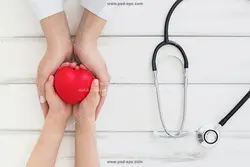 عکس با کیفیت پیام بخشیدن زندگی توسط پزشک به بیمار با قلب نمادین و ابزارهای پزشکی استتوسکوپ و دستی در حال اهدای قلب به فردی دیگر