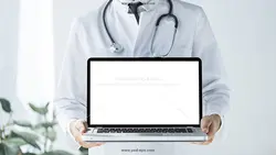 عکس با کیفیت پزشک با لباس سفید پزشکی و لب تاپ در دست همراه با استتوسکوپ یا گوشی پزشکی دور گردن و لب تاب روشن و باز به روی مخاطبان