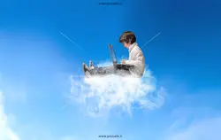عکس با کیفیت کودک پسر در حال کار با لب تاپ نشسته بر روی ابرها و در آسمان مناسب مراکز آموزشی، مهدکودک و مدارس مجهز به فناوری ها و امکانات آموزش با ابزار دیجیتال
