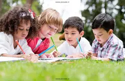 عکس با کیفیت کودکان در فضای سبز در حال نقاشی ، رنگ آمیزی و نوشتن یا دانلود تصویر چهار کودک در طبیعت سر سبز در حال نقاشی