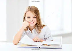 عکس های با کیفیت کودک دختر در حال مطالعه ، تفکر و کار با لب تاپ با زمینه آیکون های آموزشی یا دانلود عکس با کیفیت دختر بچه در حال تفکر با کتاب باز روی میز و زمینه روشن و سفید با آیکون های ریاضی و اعداد و لامپ و کتاب و قطعات پازل