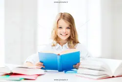 عکس های با کیفیت کودک دختر در حال مطالعه ، تفکر و کار با لب تاپ با زمینه آیکون های آموزشی یا دانلود عکس با کیفیت دختر بچه در حال تفکر با کتاب باز روی میز و زمینه روشن و سفید با آیکون های ریاضی و اعداد و لامپ و کتاب و قطعات پازل