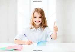 عکس های با کیفیت کودک دختر در حال مطالعه ، تفکر و کار با لب تاپ با زمینه آیکون های آموزشی یا دانلود عکس با کیفیت دختر بچه در حال تفکر با کتاب باز روی میز و زمینه روشن و سفید با آیکون های ریاضی و اعداد و لامپ و کتاب و قطعات پازل