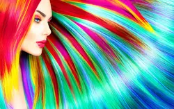 عکس با کیفیت زنی با موهای رنگارنگ مناسب تصویر آواتار و پروفایل بانوان یا تبلیغات آرایشگاه های زنانه یا تصویر زنی با موهای رنگارنگ و چشمان آبی