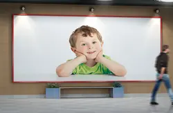 موکاپ بیلبورد لایه باز در ایستگاه مترو یا قطار دارای نورپردازی و عابر در حال عبور یا دانلود موکاپ بنر خیابانی