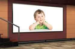 موکاپ لایه باز بیلبورد تبلیغاتی در فضای ایستگاه مترو یا قطار در کنار پله های چوبی