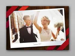 قاب ، فریم و فون عکس لایه باز مناسب تصاویر عروسی با روبان های قرمز در سه مدل مختلف با پس زمینه چوبی