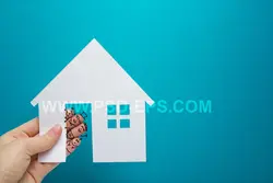 عکس تبلیغاتی با کیفیت خانه در دست یا دانلود عکس با کیفیت خانه کاغذی و نقاشی فانتزی اعضای خانواده روی انگشت ها