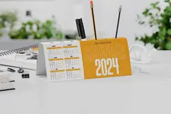 موکاپ تقویم رومیزی جا خودکاری دار