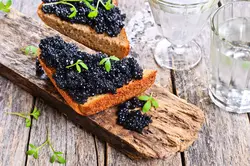 عکس استوک خاویار روی نان برشته