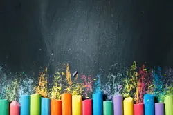 بک گراند تخته سیاه و گچ‌های رنگی