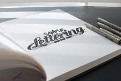 موکاپ دفتر طراحی و خوشنویسی