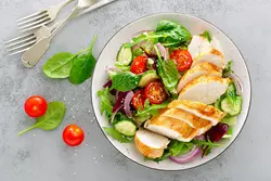عکس استوک فیله مرغ کبابی و سالاد سبزیجات