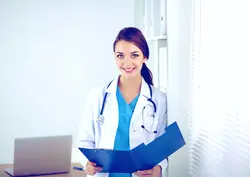 عکس استوک پزشک زن با پوشه