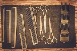 عکس استوک قیچی و شانه آرایشگری
