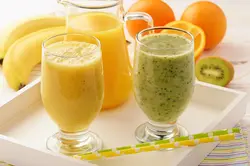 عکس استوک اسموتی کیوی موز و آبمیوه پرتقال