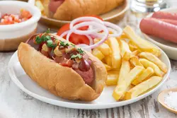 عکس ساندویچ هات داگ با سیب زمینی