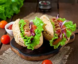 عکس ساندویچ هات داگ با سبزیجات