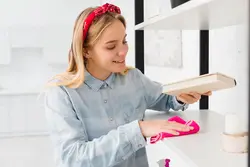 تصویر استوک زن در حال نظافت منزل