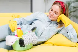 تصویر استوک زن با دستکش و لوازم نظافت منزل