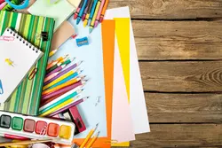 عکس استوک لوازم التحریر روی میز چوبی