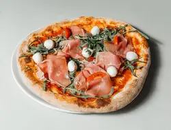 عکس پیتزا با ژامبون و پنیر موزارلا ایتالیایی لذیذ