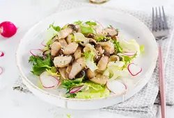عکس سالاد سبزیجات تازه با قارچ و کنجد