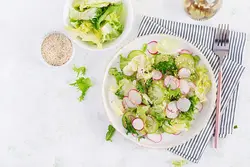 عکس با کیفیت سالاد کاهو با تربچه و دانه های کنجد
