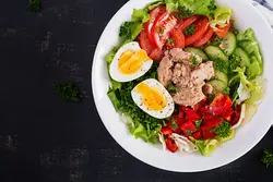 تصویر استوک سالاد سبزیجات با تن ماهی و تخم مرغ آب پز